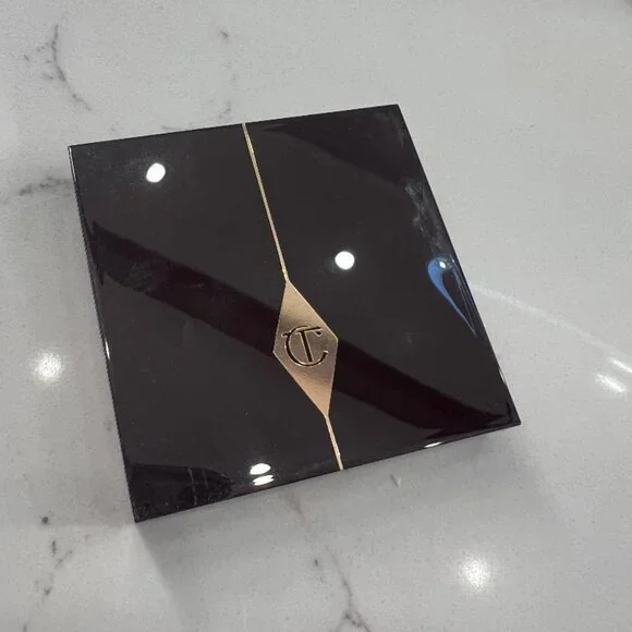 Charlotte Tilbury- Rock Chic Eye Shadow Palette - Picture 4 of 6